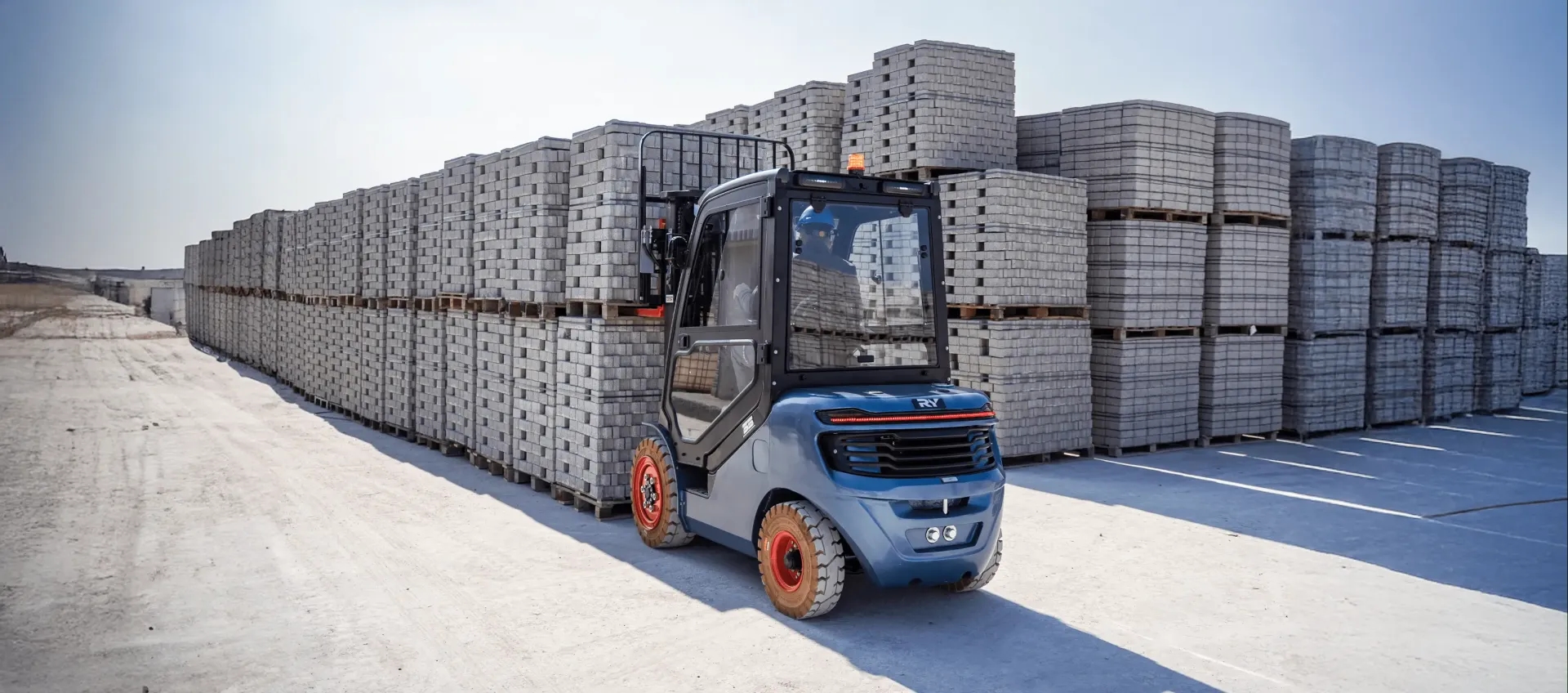 Elektrikli forkliftlerin avantajları: Neden geleceğin tercihi?